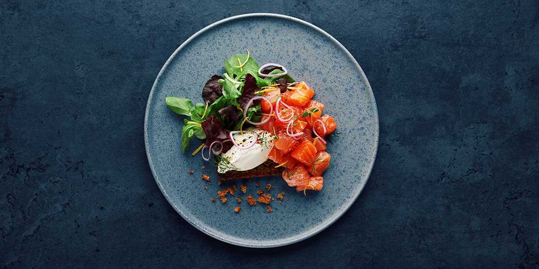 Sugar-salted Norwegian salmon with rye bread and horseradish