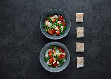 Stockfish with peas and tomato