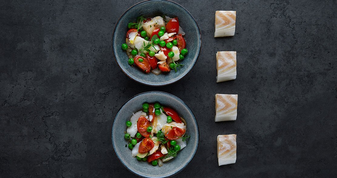 Stockfish with peas and tomato